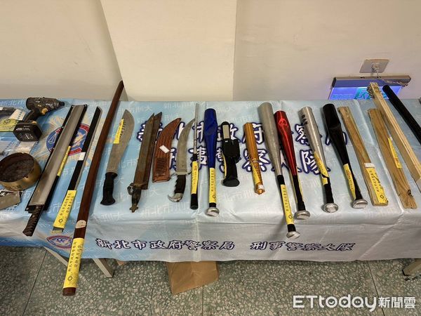 ▲▼新北刑大逮捕竹聯幫黃秋融及幫眾，起獲大批刀械、球棒及2把改造手槍             。（圖／記者陳以昇翻攝）