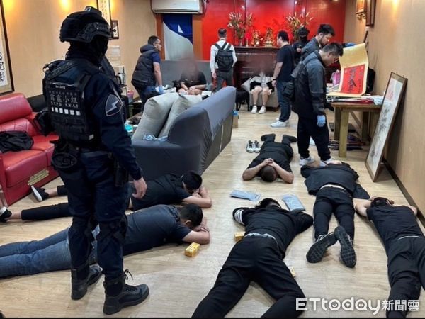 ▲▼新北刑大逮捕竹聯幫黃秋融及幫眾，起獲大批刀械、球棒及2把改造手槍             。（圖／記者陳以昇翻攝）