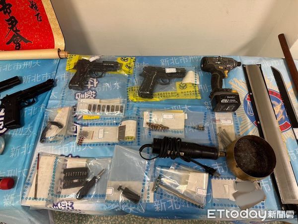 ▲▼新北刑大逮捕竹聯幫黃秋融及幫眾，起獲大批刀械、球棒及2把改造手槍             。（圖／記者陳以昇翻攝）