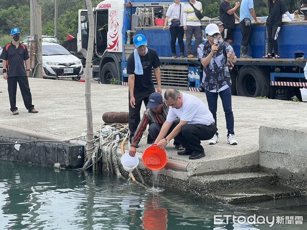 ▲台塑企業於今日在萡子寮漁港舉辦2024年魚苗放流，由漁會人員偕同台塑麥管部副總蔡建樑共同進行放流作業。（圖／記者蔡佩旻翻攝）