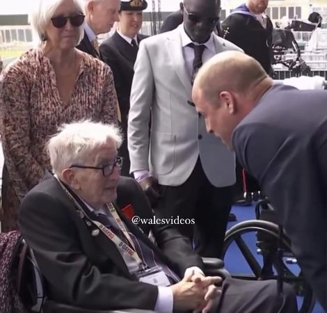 威廉王子和100歲的老兵傑弗里維文交談，透露妻子的病況有好轉。（翻攝walesvideos IG）