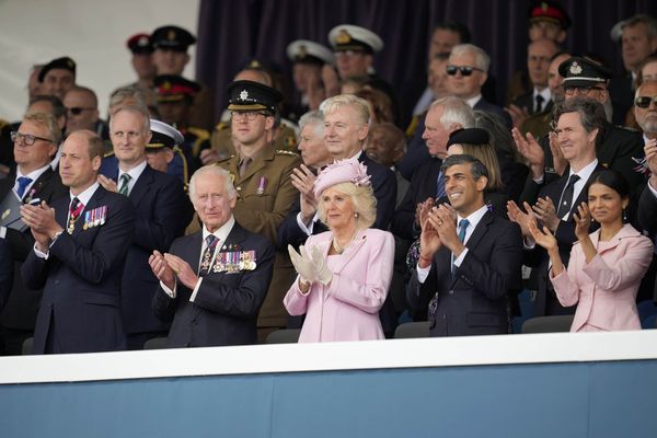 威廉王子（前排左起）、查爾斯三世、卡蜜拉、首相蘇納克夫婦昨出席諾曼第登陸80週年紀念活動。（翻攝The Royal Family臉書）