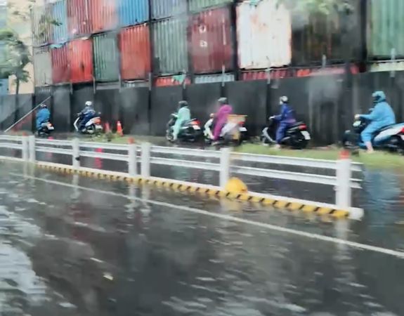 ▲▼ 雨彈開炸！高雄馬路驚變「漂漂河」　騎士逃上人行道驚險通過。（圖／翻攝記者爆料網）