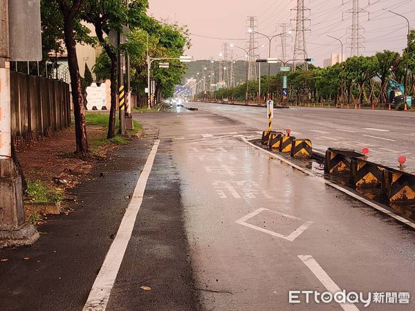 ▲▼高雄小港積水路段目前已派員管制，雨勢變小積水已經漸漸退去。（圖／記者賴文萱翻攝）