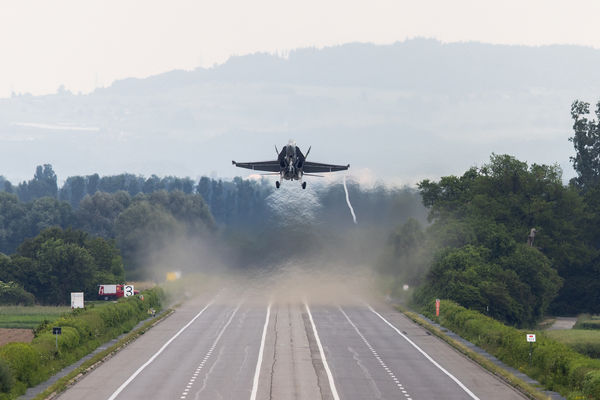 ▲▼瑞士F/A-18戰鬥機降落A1高速公路。（圖／路透社）
