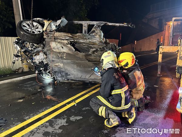 ▲雲林昨日晚間發生電動車事故起火燃燒，電池熱反應不停復燃，虎尾消防分隊長李偉順指揮使用防汛格版架，僅花15分鐘即設好水池，順利使車輛電池降溫。（圖／記者蔡佩旻攝）