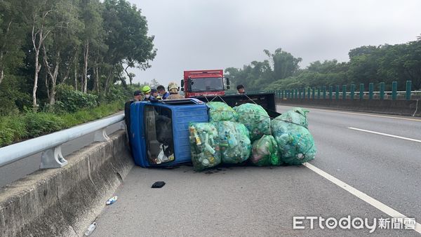 ▲台南市歸仁區台86線14.4公里處往西，7日上午7時29分許，發生一起小貨車翻覆車禍。（圖／民眾提供，下同）