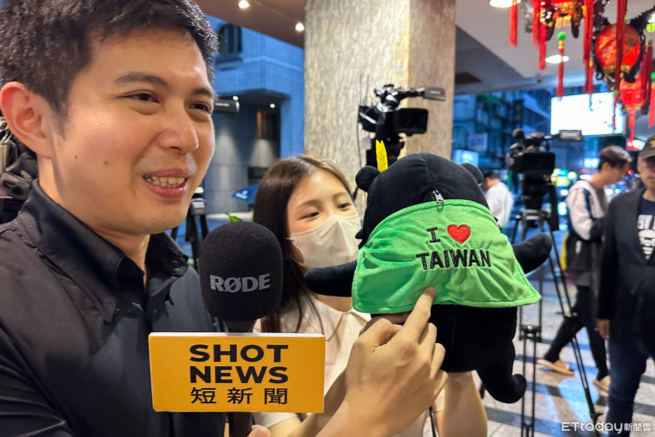▲藝人鄭家純化身為新媒體的特派記者，她要將手上的台灣黑熊玩偶交給黃仁勳。（圖／記者楊絡懸攝）
