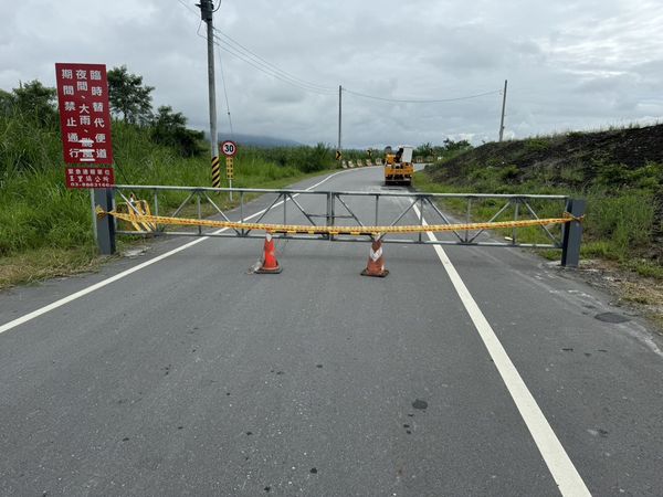 ▲花蓮玉里高寮便橋東側遭掏空，緊急封橋維修。（圖／翻攝自玉里鎮公所官網）