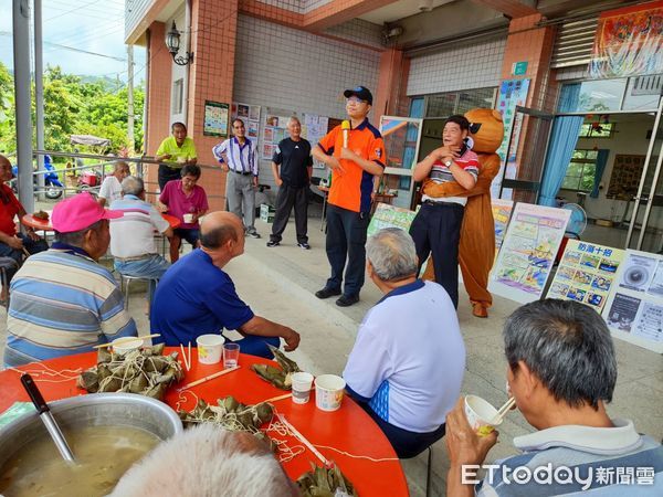 ▲東原酷酷熊由役男賴柏維裝扮，現場活潑可愛吸引不少里民掌聲搶約照相。（圖／記者林東良翻攝，下同）