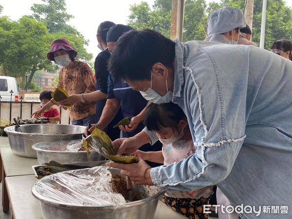 ▲小朋友們親手包養生粽分享警消和療養院民。（圖／記者楊漢聲翻攝）