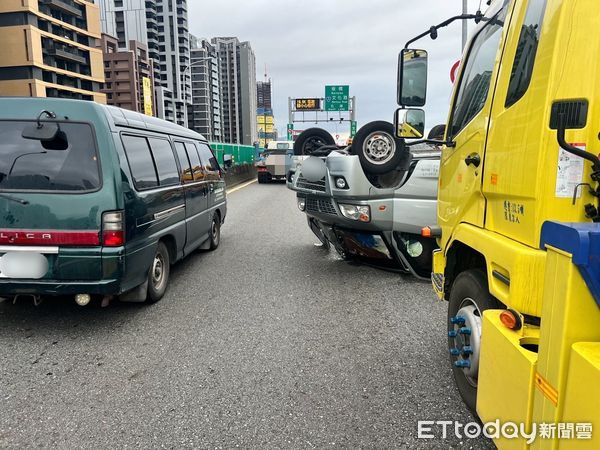 ▲▼簡女疑似超車不當，導致小貨車翻覆佔據外線車道。（圖／記者陸運陞翻攝）