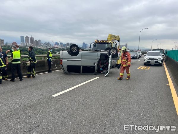 ▲▼簡女疑似超車不當，導致小貨車翻覆佔據外線車道。（圖／記者陸運陞翻攝）