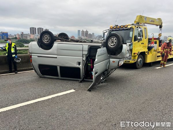 ▲▼簡女疑似超車不當，導致小貨車翻覆佔據外線車道。（圖／記者陸運陞翻攝）