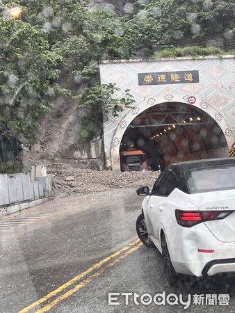 ▲▼豪雨彈開炸！蘇花公路崇德隧道口土石流　一度雙向受阻。（圖／記者柯政誟翻攝）