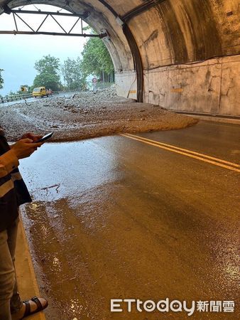 ▲▼豪雨彈開炸！蘇花公路崇德隧道口土石流　一度雙向受阻。（圖／記者柯政誟翻攝）