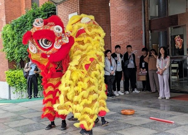 ▲龍華科大舞獅戰鼓團，賀「毛焦點」進駐桃園青創基地