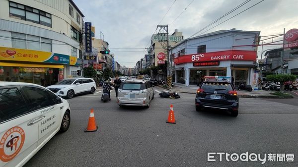 ▲▼汽機車遇路口黃燈互不相讓，騎士被撞飛重摔倒地。（圖／民眾提供，下同）