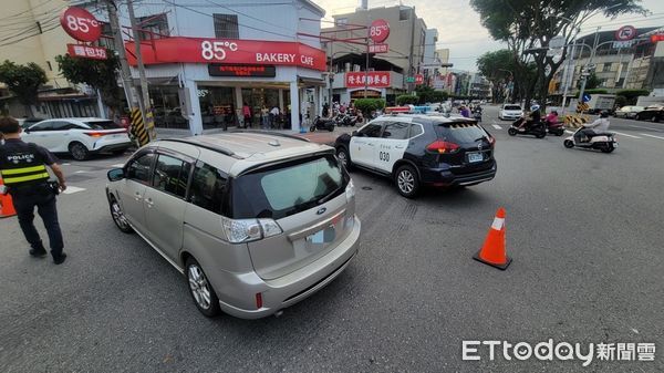 ▲▼汽機車遇路口黃燈互不相讓，騎士被撞飛重摔倒地。（圖／民眾提供，下同）
