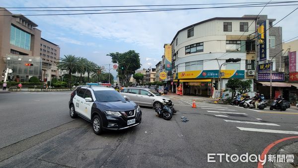 ▲▼汽機車遇路口黃燈互不相讓，騎士被撞飛重摔倒地。（圖／民眾提供，下同）
