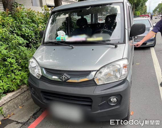 ▲▼ 機車騎士遭撞飛到對向車道，被計程車輾過頭部慘死            。（圖／記者戴上容翻攝）