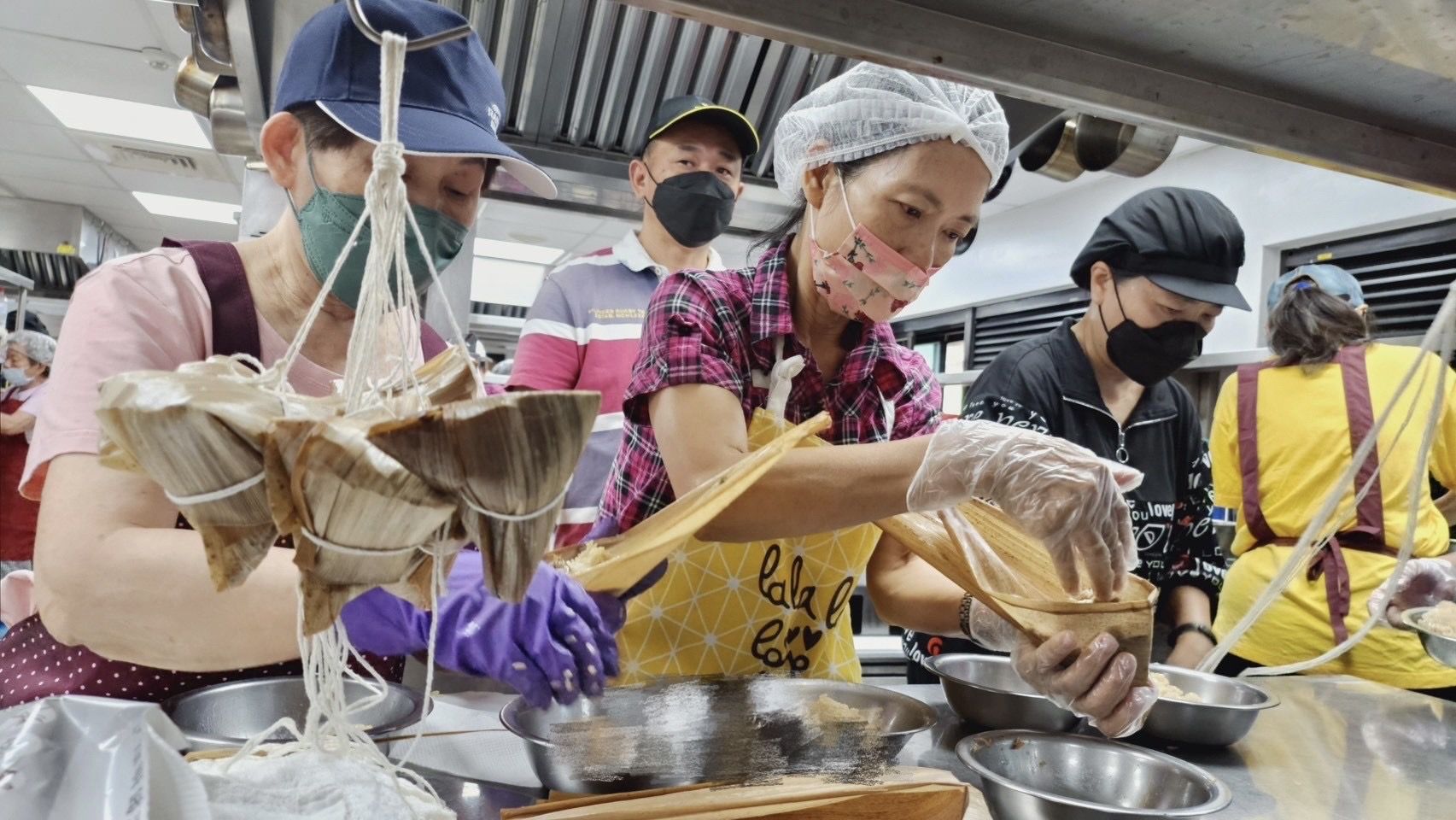 ▲協會攜手黎明技術學院 老少合包肉粽送弱勢。（圖／新北市社會局提供）