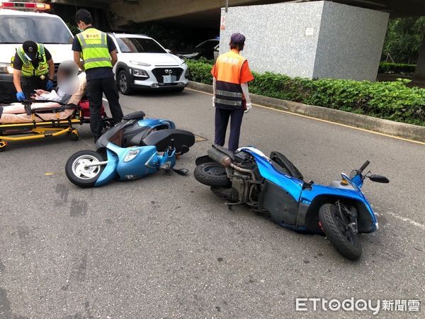 ▲▼台中豐原一名婦人騎機車要超車，竟然追撞前方直行機車。（圖／民眾提供，下同）