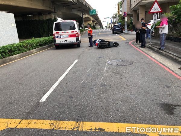 ▲▼台中豐原一名婦人騎機車要超車，竟然追撞前方直行機車。（圖／民眾提供，下同）