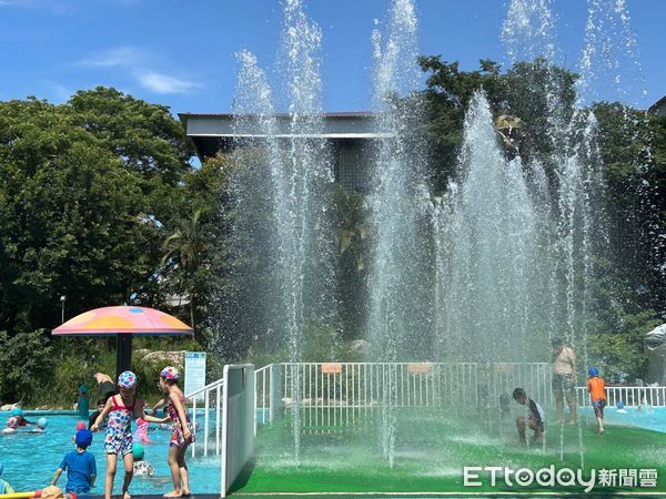 ▲台南學甲頑皮世界野生動物園，中午舉辦全台最大立蛋活動，只見哨音一響，大小朋友在親友的催促聲中使出渾身解數，有人最快只花28秒成功立蛋。（圖／記者林東良翻攝，下同） 