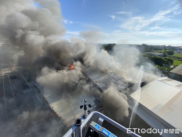 ▲新竹香山工業社火警　火勢尚未控制。（圖／新竹市消防局提供）