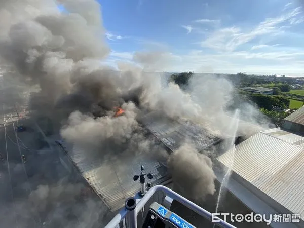 ▲新竹香山工業社火警　火勢尚未控制。（圖／新竹市消防局提供）