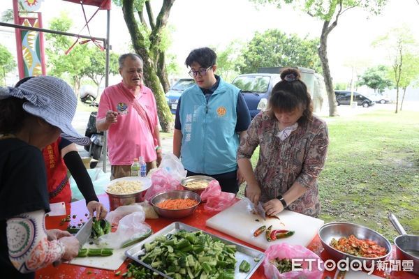 ▲▼花蓮市長魏嘉彥走訪阿美族部落參與捕魚祭活動。（圖／花蓮市公所提供，下同）