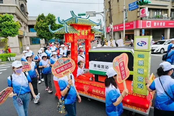 ▲桃園大廟藝閣踩街，爭取G08站命名「景福宮站」