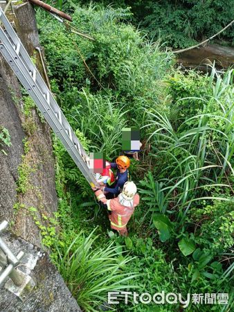 ▲▼一家四口出遊溪邊，母女遭叮咬，由警消協助脫困。（圖／記者邱中岳翻攝）