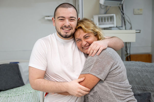 ▲▼以色列人質21歲的梅爾（Almog Meir Jan）獲救開心擁抱媽媽。（圖／路透）