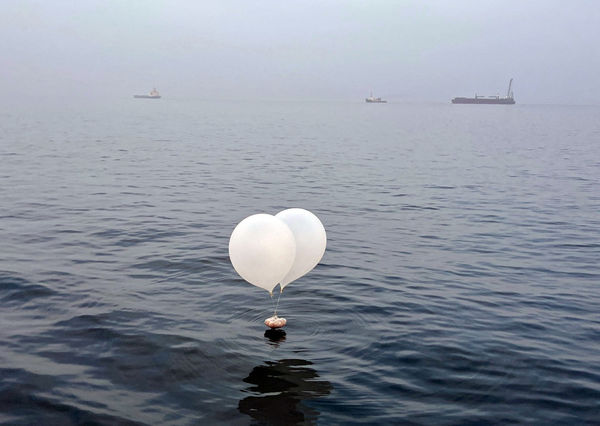 ▲▼ 南韓仁川附近海域9日發現北韓垃圾氣球。（圖／路透）