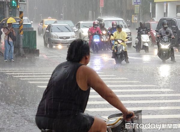 ▲▼天氣 台北突然大雷雨 鋒面過境 低壓。（圖／記者屠惠剛攝）