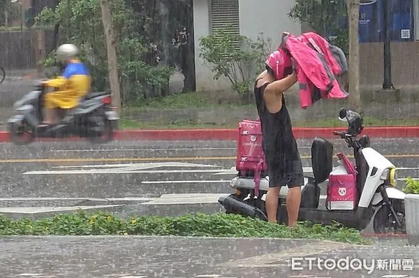 ▲▼天氣 台北突然大雷雨 鋒面過境 低壓。（圖／記者屠惠剛攝）