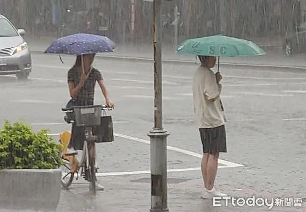 ▲▼天氣 台北突然大雷雨 鋒面過境 低壓。（圖／記者屠惠剛攝）