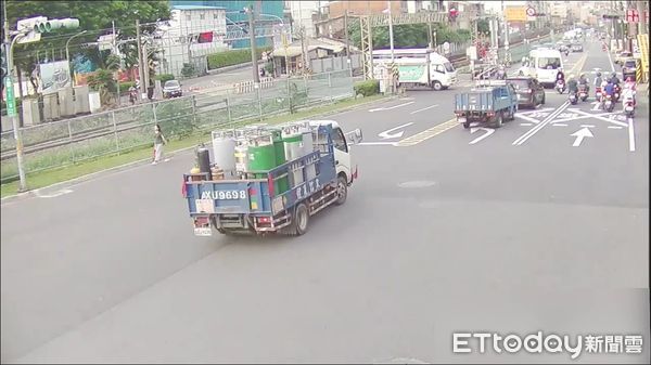 ▲▼新北騎警隊運送馬匹車輛，撞斷平交道遮斷桿。（圖／記者陸運陞翻攝）