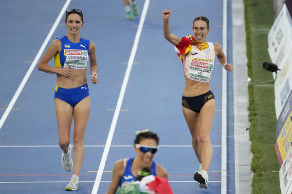 ▲▼歐洲田徑錦標賽20公里女子競走比賽，西班牙選手加西亞-卡蘿（Laura García-Caro）太早慶祝被超越。（圖／達志影像／美聯社）