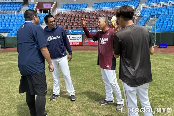 ▲陳金鋒向古久保健二致意。（圖／記者陳立勳攝）