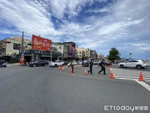 ▲警方在東港華僑市場入口附近設置相關引導措施           。（圖／記者陳崑福翻攝）