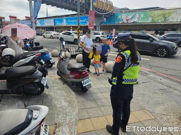 ▲東港警分局華僑市場取締違規停放車輛            。（圖／記者陳崑福翻攝）
