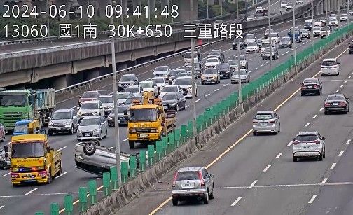 ▲▼今日上午9時40分國1北向30.8公里發生小客車撞內護欄(翻覆)事故占用內線車道，回堵3公里。（圖／高公局提供）