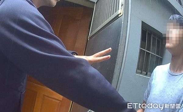 ▲▼楊男才一轉身就被埋伏員警即將他包圍，並上銬逮捕。（圖／桃園警分局提供）