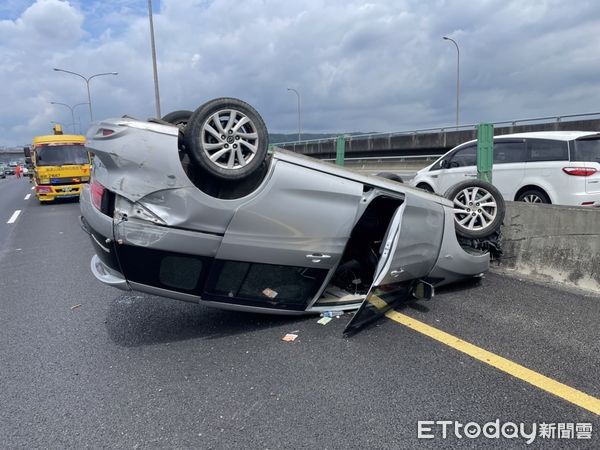 ▲▼國道1北上休旅車自撞翻覆             。（圖／記者陳以昇翻攝）