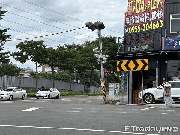 ▲▼台中小黃猛撞紅綠燈！運將「叫不下來」躺車裡　路桿歪腰了。（圖／記者許權毅攝）