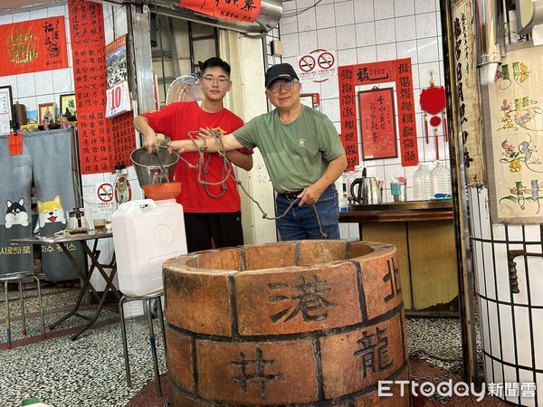 ▲北港朝天宮「龍井」今日端午節一早即湧現排隊取「午時水」人潮。（圖／記者蔡佩旻攝）