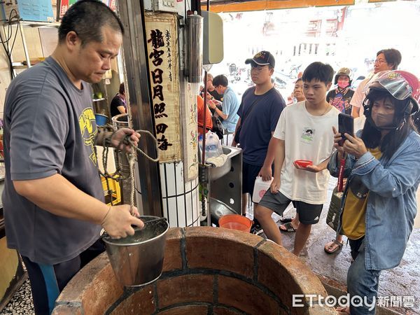 ▲北港朝天宮「龍井」今日端午節一早即湧現排隊取「午時水」人潮。（圖／記者蔡佩旻攝）